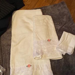 3 pc white towel set NWT